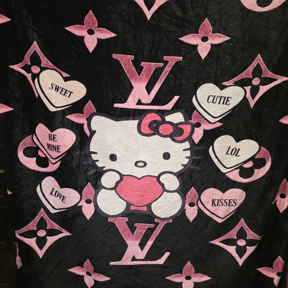 Valentine's/Galentine'e hello kitty 50 in by 60in throw. Super Cute!